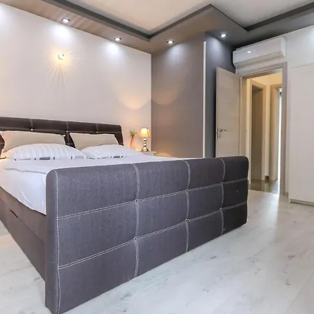 Kiki, No 1 Apartment