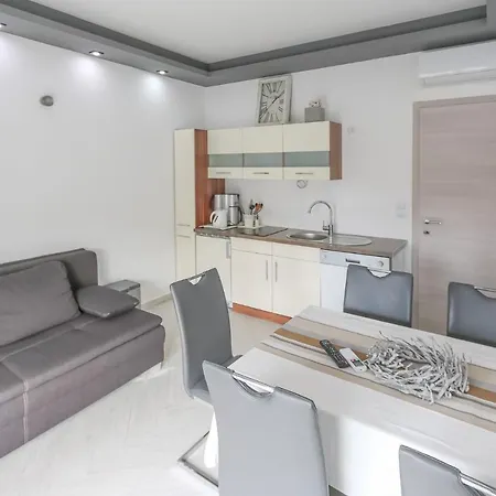 Kiki, No 1 Apartment *